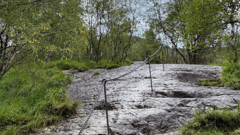 Stien op til Månafossen